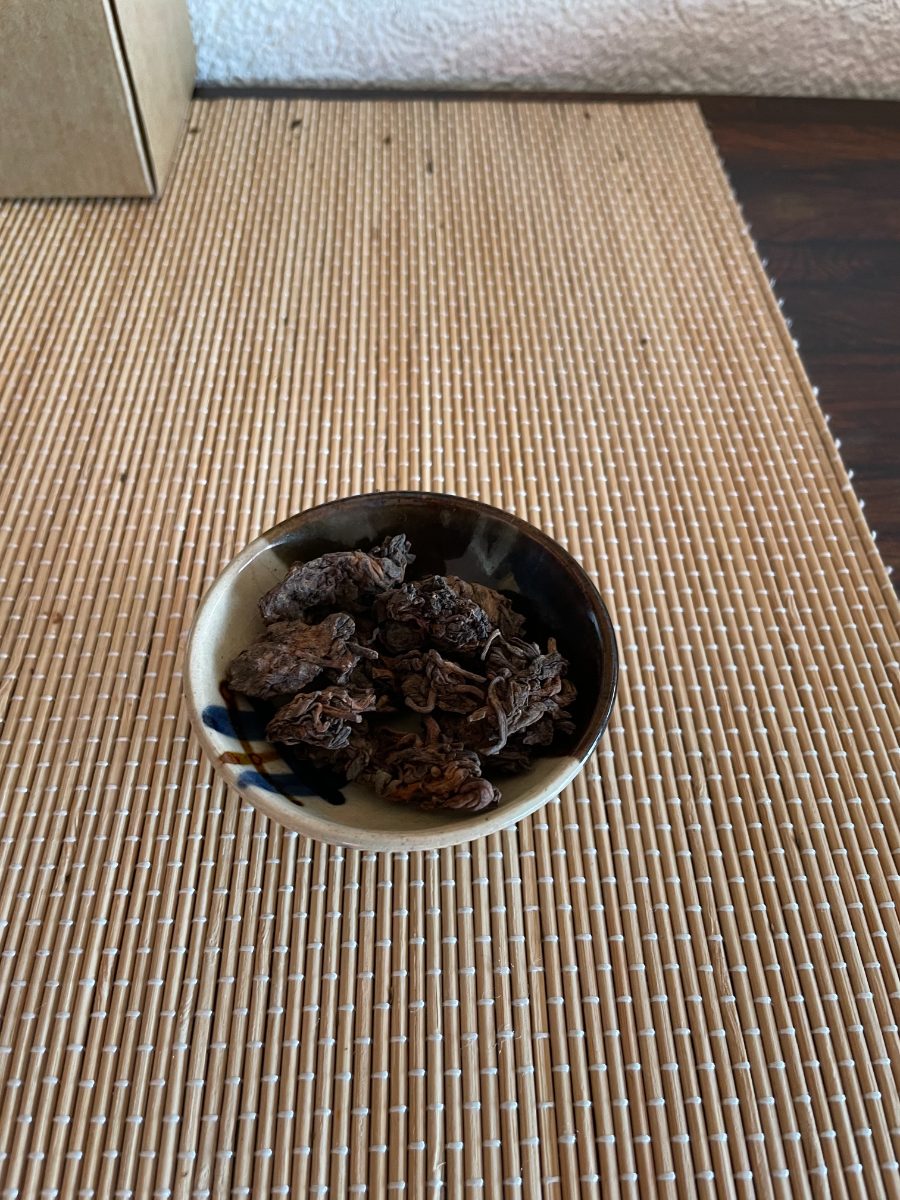 Ba Da Head ferment, loose leaves in a dish