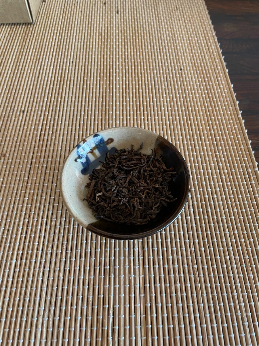 2020 Menghai Gong Ting ripe pu'erh in a dish